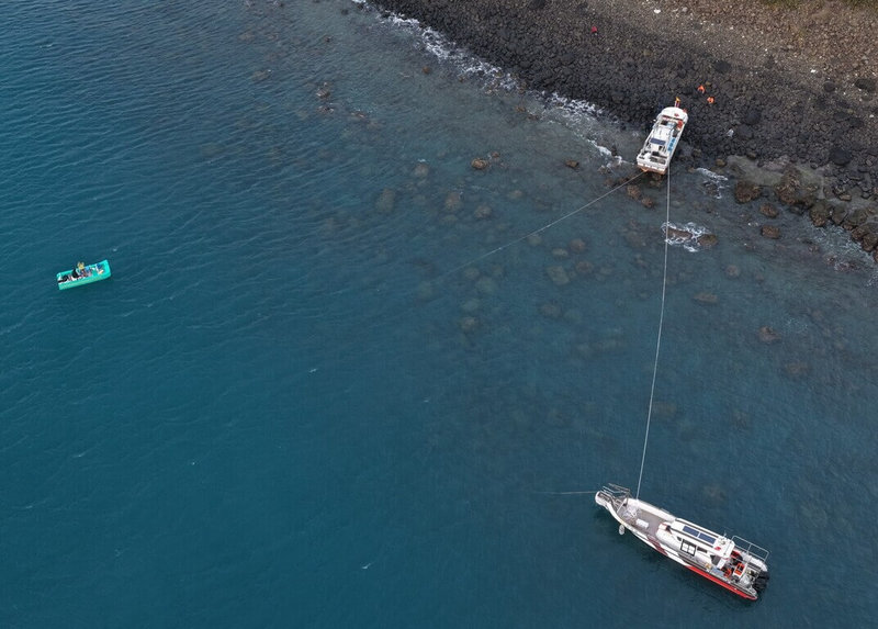 澎湖籍漁船雙全利號5日在馬公青灣南海域觸礁擱淺，幸人船均無立即危險，消防局協請救難協會前往拖救，可望在午夜海水漲潮時，進行拖帶脫困。（澎湖消防局提供）中央社　115年1月5日