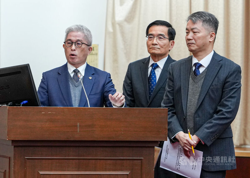 國防部副部長徐斯儉（左）5日列席立法院財政委員會就「115年度中央政府總預算案至今尚未審查，對國家安全及地方建設的影響」進行專題報告，並備詢。中央社記者鄭清元攝　115年1月5日