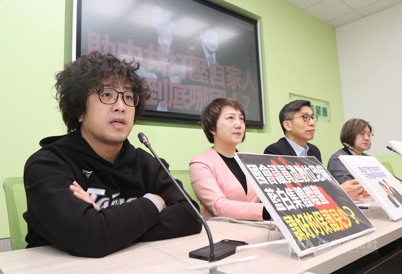 中國官媒日前公開民進黨立委沈伯洋（左）居住地與工作場所的衛星影像，民進黨立法院黨團幹事長鍾佳濱（右2）、書記長陳培瑜（右）、副幹事長范雲（左2）等人5日舉行記者會，呼籲藍白捍衛國會議員問政自由，跨黨派支持譴責案。中央社記者鄭清元攝　115年1月5日