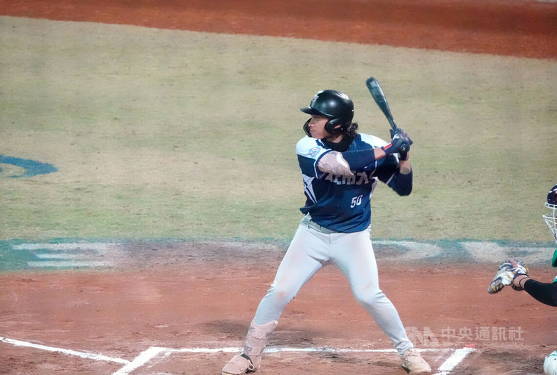 114學年度大專棒球聯賽（公開一級）台北市大5日複賽擊敗崑山科大，北市大游擊手黃聖凱（圖）單場2安3打點、為勝利打點，打擊表現亮眼。中央社記者謝靜雯攝　115年1月5日