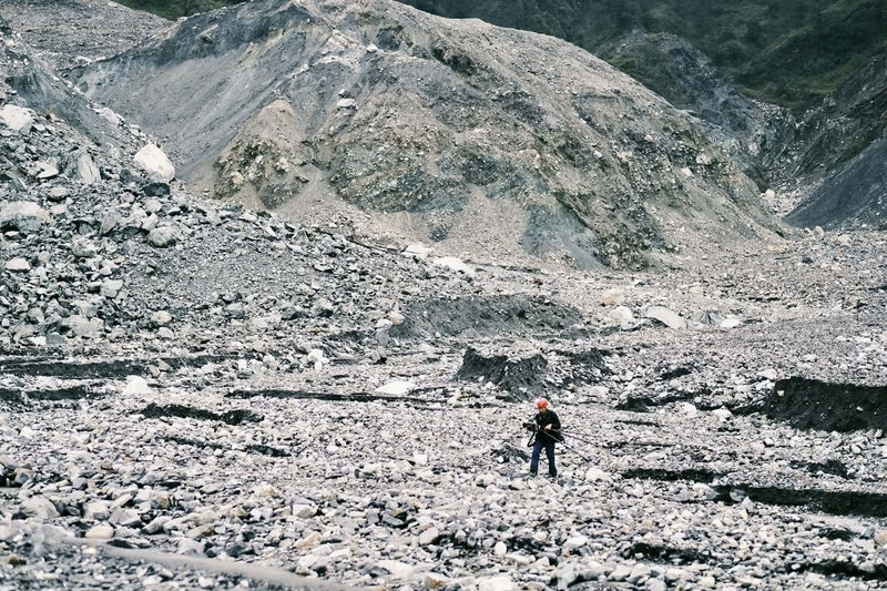 公視「我們的島」團隊，近日與地質研究人員、登山專家組成探勘團隊，進入馬太鞍溪上游崩塌地，近距離記錄崩塌地與堰塞湖的現況。（公視提供）中央社記者洪素津傳真　115年1月5日