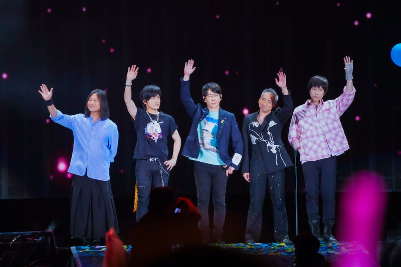 樂團五月天「回到那一天」演唱會台中站4日迎來最終場，主唱阿信（右）表示，會寫出好歌跟大家一起感同身受，未來也會持續用音樂陪伴大家。（相信音樂提供）中央社記者洪素津傳真　115年1月5日