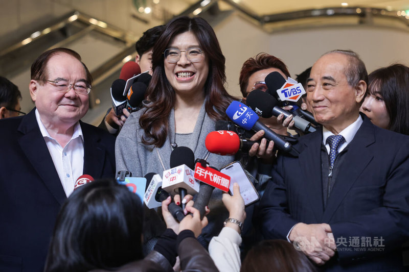 國民黨主席鄭麗文（中）邀請前立法院長王金平（右）出任國民黨最高顧問，她5日上午偕同副主席兼秘書長李乾龍（左）等至王金平台北辦公室遞送最高顧問聘書，盼借重王金平的智慧與經驗，協助國民黨為國家奉獻心力。中央社記者裴禛攝　115年1月5日