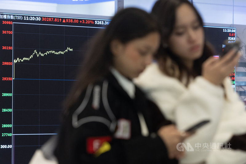 台積電5日飆漲觸及1695元再創新天價，帶動台股首次衝上3萬點，終場以30105.04點作收，大漲755.23點，成交值新台幣7658.07億元，創台股史上次大量。中央社記者趙世勳攝　115年1月5日