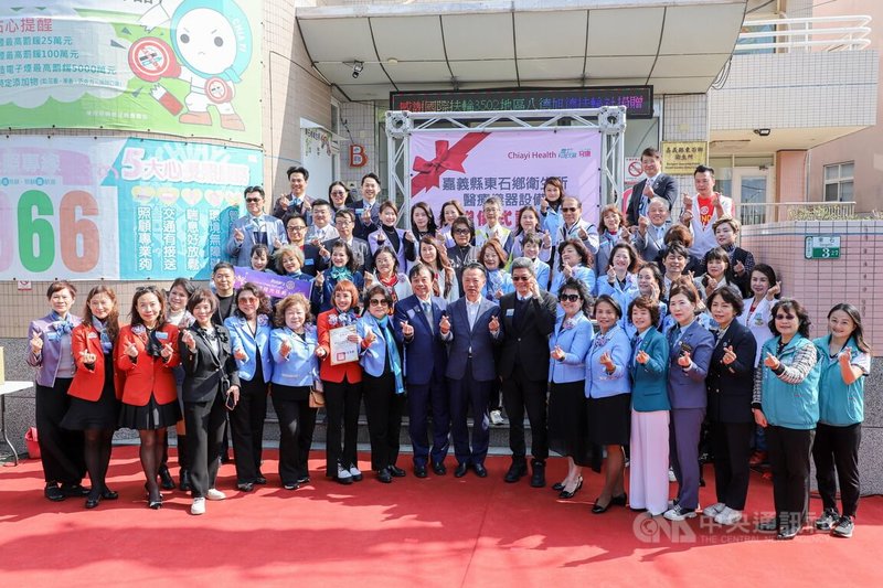 嘉義縣衛生局5日在東石鄉衛生所舉行「數位X光機設備」捐贈儀式，縣長翁章梁（前排右9）出席，感謝八德旭德扶輪社及韓國百合扶輪社的善行。中央社記者蔡智明攝　115年1月5日