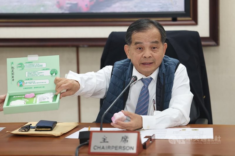 台糖公司5日下午在經濟部舉辦「從碳捕捉到萬頃林木 淨零排放台糖在RUN」記者會，台糖副總經理曾見占（圖）展示碳捕捉技術轉化再製的蘇打皂。中央社記者吳家昇攝　115年1月5日