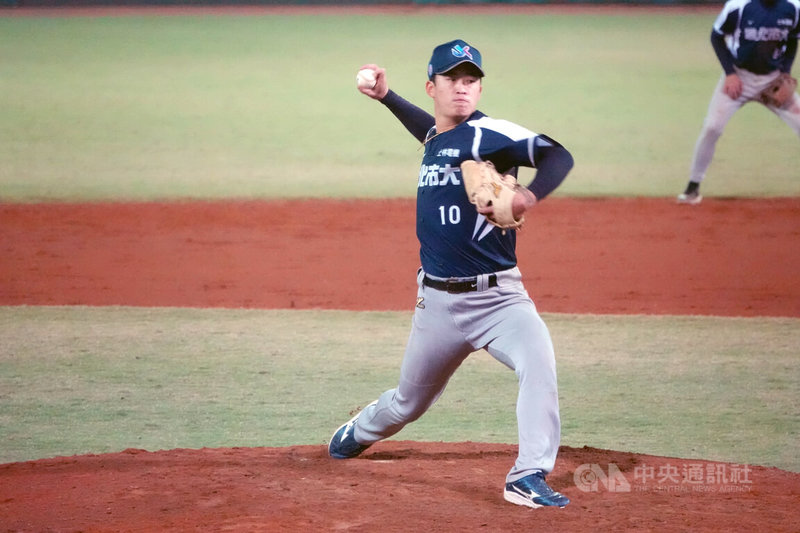 114學年度大專棒球聯賽台北市大5日靠著投手吳冠勳（圖）6局無失分優質先發，最終以6比2擊敗崑山科大、複賽2連勝，吳冠勳也獲選單場MVP。中央社記者謝靜雯攝　115年1月5日