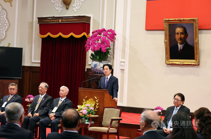 總統賴清德（後中）5日上午在總統府接見中華民國進出口商業同業公會全國聯合會，致詞歡迎。中央社記者郭日曉攝　115年1月5日