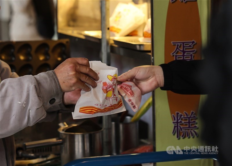 台灣外食比例高，普遍面臨鹽、糖、飽和脂肪與熱量攝取過多問題，衛福部研議推動「警示紅綠燈」制度，以利辨識鹽、糖等含量。圖為民眾購買外食。（中央社檔案照片）