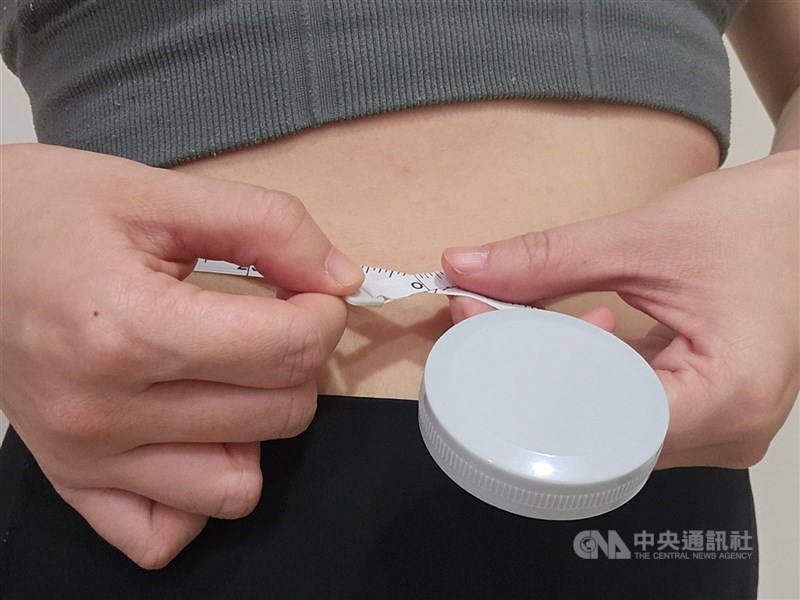 年初被視為減重起跑點，營養師提醒減重要點是「不能不吃碳水化合物、蛋白質配比要吃對」。圖為量腰圍示意圖。（中央社檔案照片）