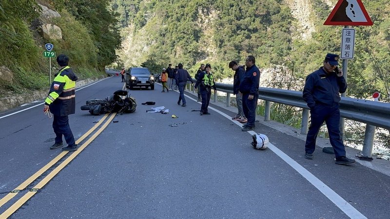 東華大學陳姓學生與同學5日要到合歡山玩，一行6人騎機車行經中橫公路，陳姓學生於179公里處疑似過彎失控自撞路邊護欄後，人摔落到邊坡下約10公尺深山谷，機車則橫躺在道路中央，零件散落一地。（民眾提供）中央社記者李先鳳傳真　115年1月5日