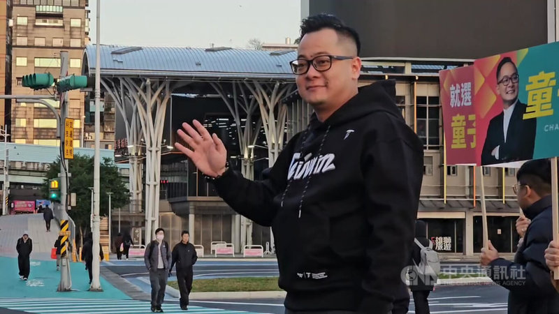 基隆市議會議長童子瑋（前）獲民進黨徵召參選基隆市長後，5日清晨首度在國門廣場路口，向來往市民問安，爭取支持。中央社記者王朝鈺攝　115年1月5日