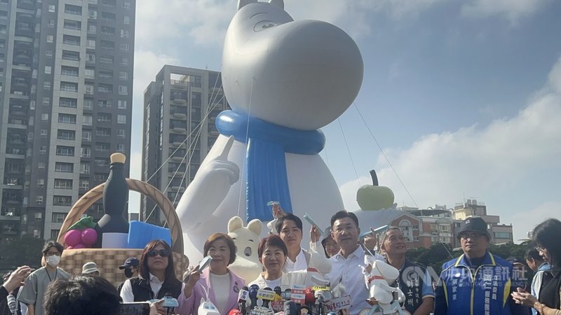 台中市政府115年起推出補助市民購置廚餘機，市民反應熱烈，市長盧秀燕（前中）5日說，會從善如流，整體評估是否加碼補助。中央社記者郝雪卿攝  115年1月5日