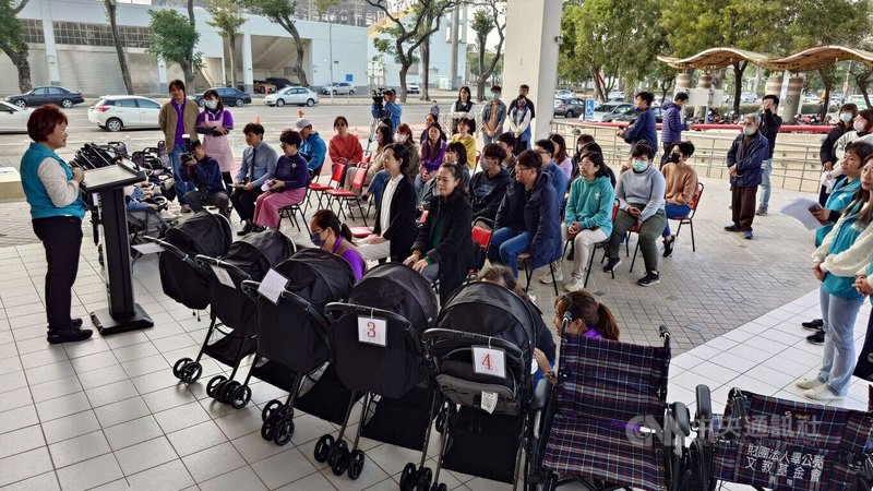 民間企業與基金會聯合捐贈50台輪椅及100台嬰兒推車給嘉義縣社會局，讓扶老攜幼的民眾安心參與2026年台灣燈會，5日舉辦聯合捐贈儀式。中央社記者蔡智明攝　115年1月5日