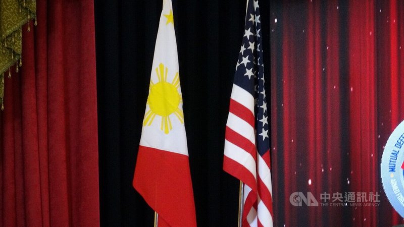 菲律賓最新民調顯示，在共同維護菲律賓南海利益事務上，美國仍是菲律賓民眾最信任的理念相近夥伴。圖為2025年4月，菲美「肩並肩」聯合軍演開幕時國旗並列。中央社記者林行健馬尼拉攝　115年1月5日