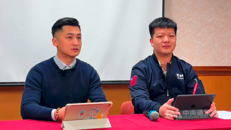 國民黨基隆市黨部發言人黃申棟（左）、副發言人林祐德（右）5日舉行記者會，批評民進黨基隆市長提名人童子瑋，在各區懸掛的看板只剩口號、未見藍圖，並質疑支付看板費用的金錢來源。中央社記者王朝鈺攝　115年1月5日