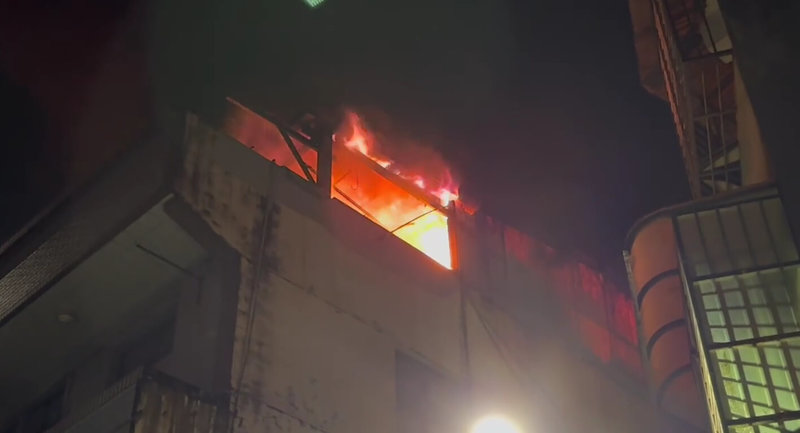 基隆市基金二路1巷一間公寓頂樓加蓋5日凌晨起火燃燒，火勢猛烈，消防局獲報前往搶救，幸無人傷。（讀者提供）中央社記者王朝鈺傳真　115年1月5日