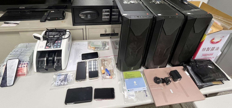檢警破獲陳姓男子所屬洗錢集團，使用非法第三方支付，對接博弈網站，半年洗錢逾新台幣10億元，114年收網抓人，查扣現金、電腦等贓證物。（台中地檢署提供）中央社記者趙麗妍傳真　115年1月5日