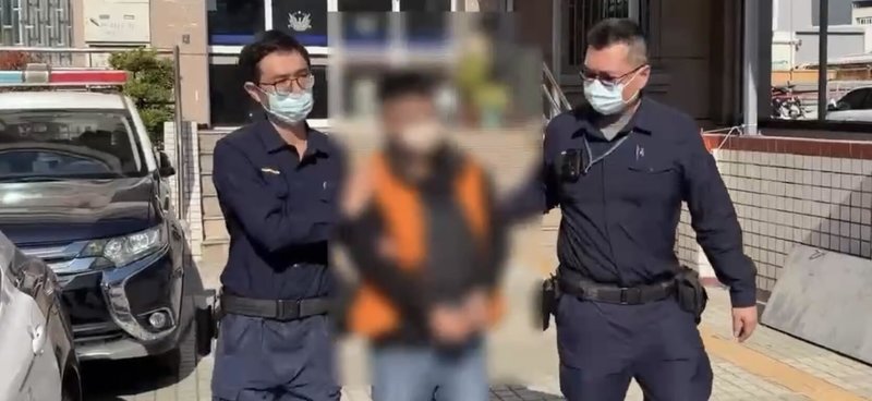 林姓機車騎士涉嫌持鐵鎚在高雄左營區砸毀2部機車，遭查緝到案時向警方供稱，因行車糾紛才砸車，但卻誤認對方住處，詢後遭依毀損等罪嫌移送橋頭地檢署偵辦。（高雄市警察局左營分局提供）中央社記者張已亷傳真　115年1月5日