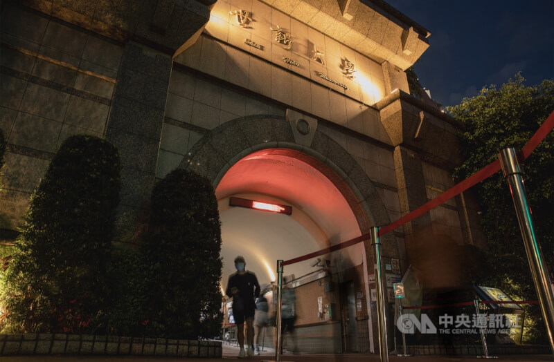 世新大學研議將數位多媒體設計系與資訊傳播系整併，引發學生反彈。世新校方5日表示，經說明會聽取師生意見後，已決定不推動整併案。（中央社檔案照片）