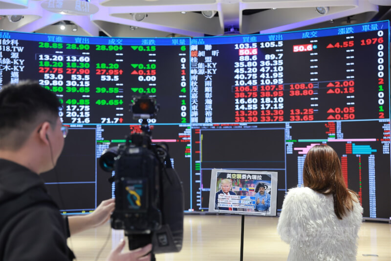 台積電5日股價同步攀高，早盤達1670元，創新天價。圖為台灣證交所上午有媒體到場連線報導股市大盤走勢。中央社記者趙世勳攝　115年1月5日