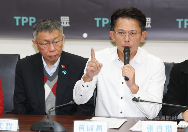 前民眾黨主席柯文哲（左）與現任黨主席黃國昌（右）。（中央社檔案照片）