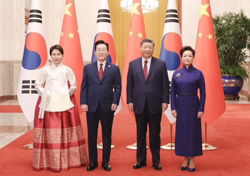 南韓總統李在明（左2）5日與中國國家主席習近平（右2）會談前，與陪同李在明訪中的南韓第一夫人金惠景（左1）、習近平妻子彭麗媛合影。（中新社）