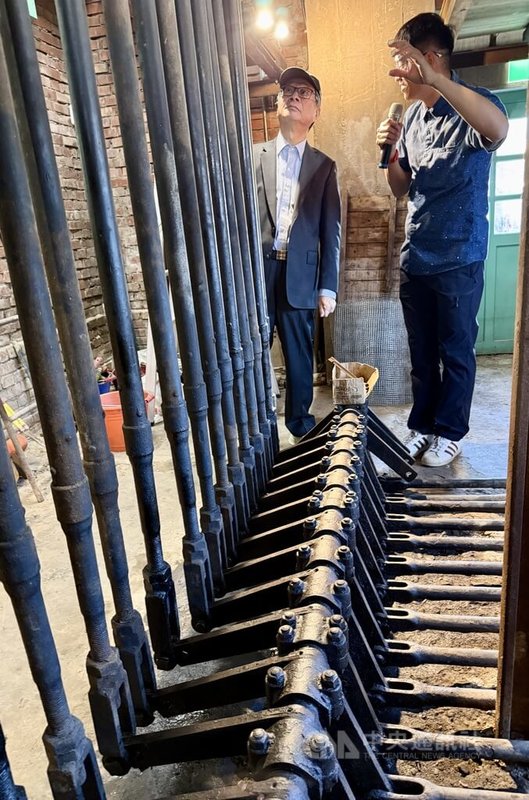 高雄舊打狗驛故事館北號誌樓是台灣唯一僅存，保留完整聯動裝置的機械式號誌樓，文化部長李遠（左）5日參訪並聽取人員導覽。中央社記者董俊志攝　115年1月5日