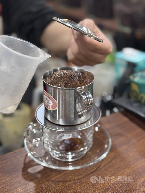 越南用金屬滴漏器（Phin）沖製咖啡的歷史源於19世紀法國殖民時期。滴漏器底部有孔，無需濾紙。因當時鮮奶稀少，越南人改用甜煉乳來調和濃烈的羅布斯塔咖啡，創造出獨特風味。中央社記者曾婷瑄河內攝115年1月5日