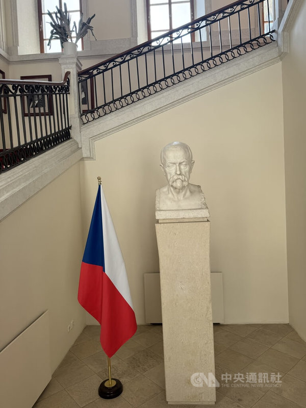 捷克總理巴比斯（Andrej Babiš）擬將3月30日設為國家「國旗日」，鼓勵民眾懸掛捷克國旗，強化國家認同與團結。圖片為捷克參議院內的捷克國旗。中央社記者劉郁葶布拉格攝　115年1月5日