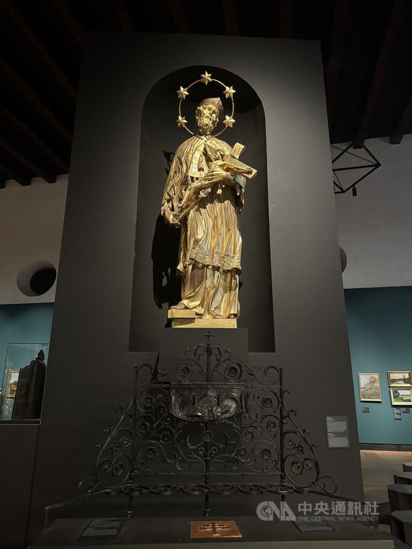 近期布拉格城堡舉辦的「伏爾塔瓦河」（Vltava）特展，在重要的雕塑展品中，有聖人「內波穆克」（St. John of Nepomuk）木雕，此作品後來成為查理大橋著名青銅雕像的範本。中央社記者劉郁葶布拉格攝　115年1月5日