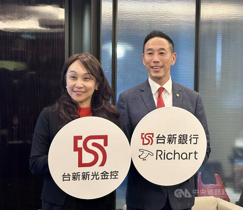 台新銀行5日宣布「台新銀行  Richart」數位品牌戰略再升級。圖為台新銀行個人金融總處執行長包國儀（左）與台新銀行執行副總經理黃天麟（右）。中央社記者蘇思云攝　115年1月5日