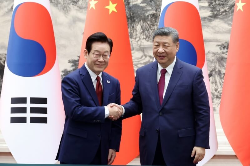 韓國總統李在明（左）5日與中國國家主席習近平（右）會談。（韓聯社）