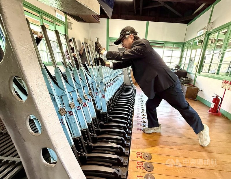 文化部長李遠（圖）5日前進高雄百大文化基地，走訪舊打狗驛故事館，體驗北號誌樓用來車輛調動、號誌切換的電氣機械聯鎖裝置。中央社記者董俊志攝　115年1月5日