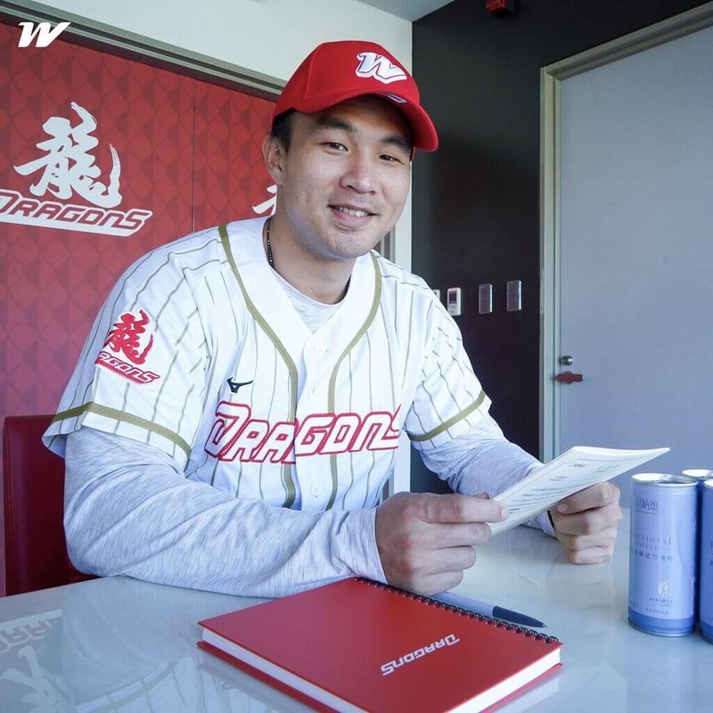 中華職業棒球大聯盟味全龍隊6日公告，網羅球員曾仁和（圖）、姚冠瑋、賴知頎及陳暐皓，已完成合約程序。曾仁和披上龍袍，背號55號。（味全龍隊提供）中央社記者謝靜雯傳真 115年1月6日