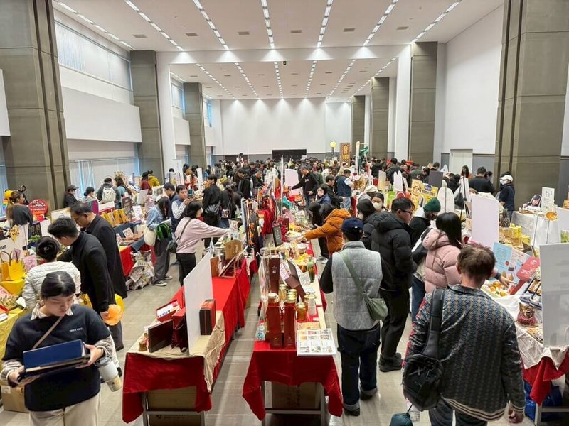「台中市十大伴手禮」將於7日到9日開放網路票選，參與票選還有機會抽中多款伴手禮盒，圖為工策會日前於市府內舉辦十大伴手禮「專家評選」，近200家店家同場較勁。（台中市政府提供）中央社記者郝雪卿傳真  115年1月6日
