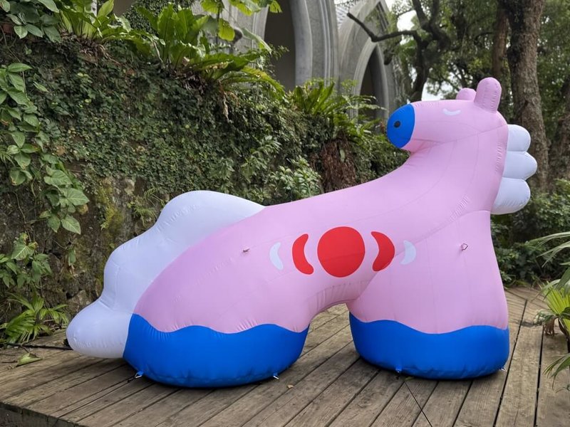 新北市立淡水古蹟博物館邀請藝術家以農曆馬年為靈感，打造大型充氣馬，即起至2月28日在紅毛城展出。圖為藝術家Koh Body創作的「午日夢馬」。（淡水古蹟博物館提供）中央社記者曹亞沿傳真　115年1月6日