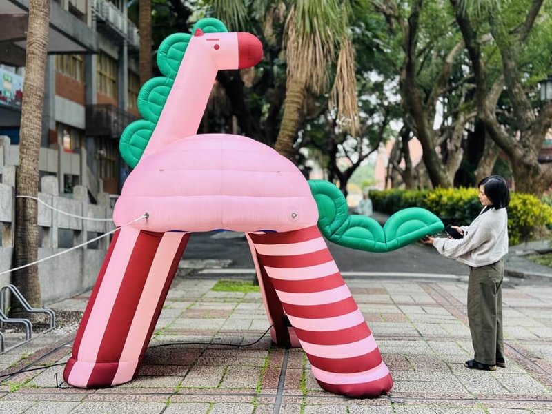 新北市立淡水古蹟博物館邀請藝術家以農曆馬年為靈感，打造大型充氣馬，作品即起在紅毛城展至2月28日。圖為藝術家陳姝里創作的「山海之馬」。（淡水古蹟博物館提供）中央社記者曹亞沿傳真　115年1月6日