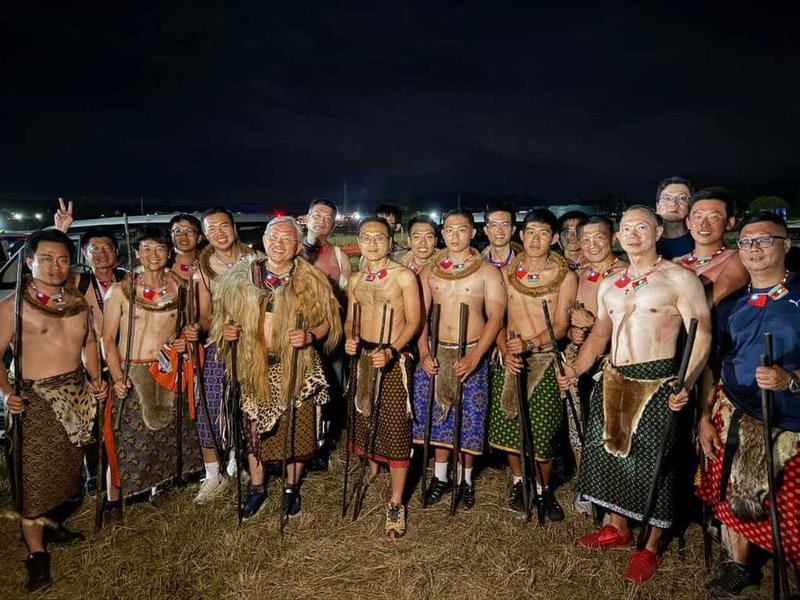 史瓦帝尼勇士節(Incwala)是王室主導的重要傳統儀式,外國人士多以觀禮方式參與。由駐史瓦帝尼王國大使館、駐史技術團及醫療團成員組成的「台灣軍團」(Taiwan Regiment)今年第6度獲邀,實際參與行軍。(駐史瓦帝尼王國大使館提供)中央社記者李依璇約翰尼斯堡傳真 115年1月6日