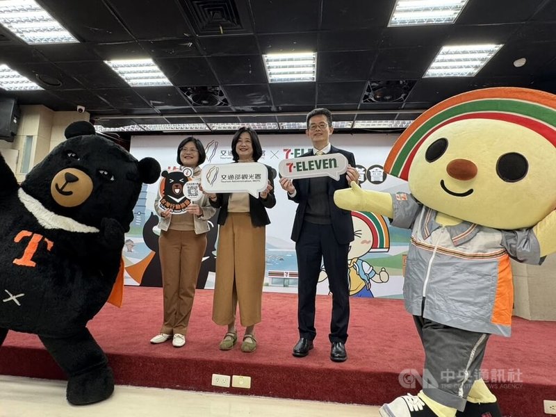 觀光署長陳玉秀（中）6日宣布，從2月6日起，全台統一超商將陸續化身為旅遊服務站。中央社記者余曉涵攝 115年1月6日