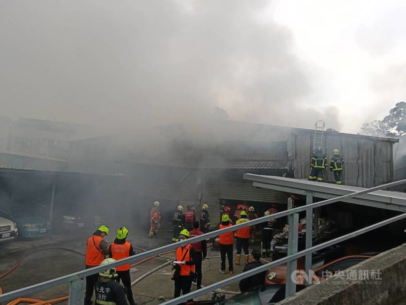 新北市中和區民享街1處鐵皮工廠6日上午7時許發生大火，消防局立即前往灌救，約1小時後撲滅火勢，現場發現1名員工罹難被燒成焦屍。（翻攝畫面）中央社記者曹亞沿傳真 115年1月6日