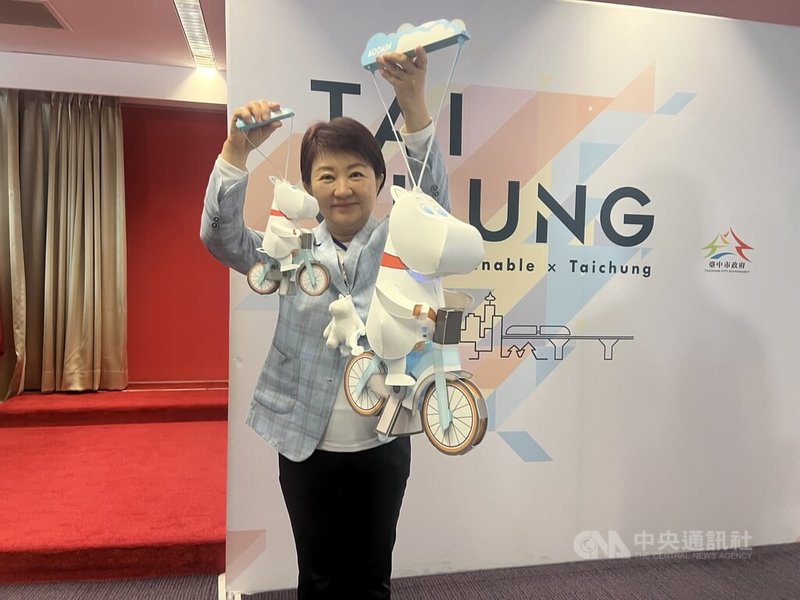 中台灣燈會今年結合國際知名IP「姆明一族」引發討論，台中市長盧秀燕6日在市政會議中展示姆明騎鐵馬小提燈，強調姆明不是河馬，是一隻精靈。中央社記者郝雪卿攝    115年1月6日