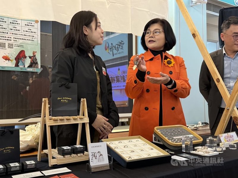 雲林縣政府青年創業補助金從2022年開辦,至今幫助逾40名青年創業,勞動暨青年事務發展處6日舉行記者會,多名創業成功的青年會中分享經驗,縣長張麗善(左2)也到場給予鼓勵。中央社記者姜宜菁攝 115年1月6日