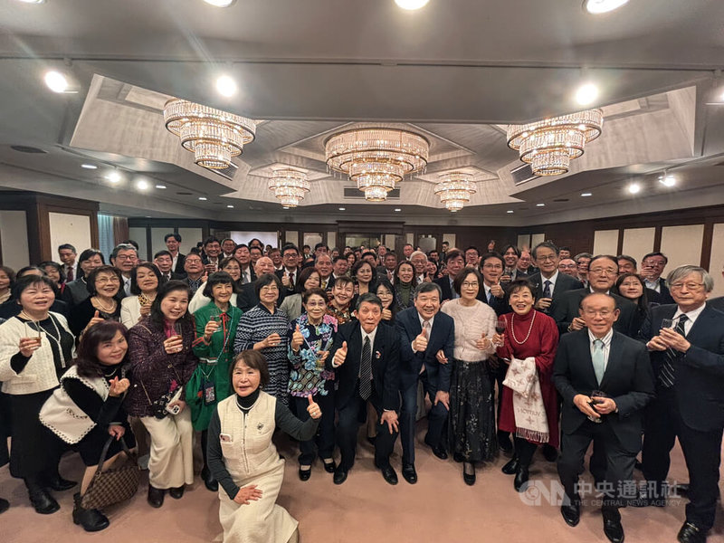 駐日代表處6日舉辦新年會,駐日代表李逸洋(前排右4)和與會嘉賓大合照。中央社記者戴雅真東京攝 115年1月6日