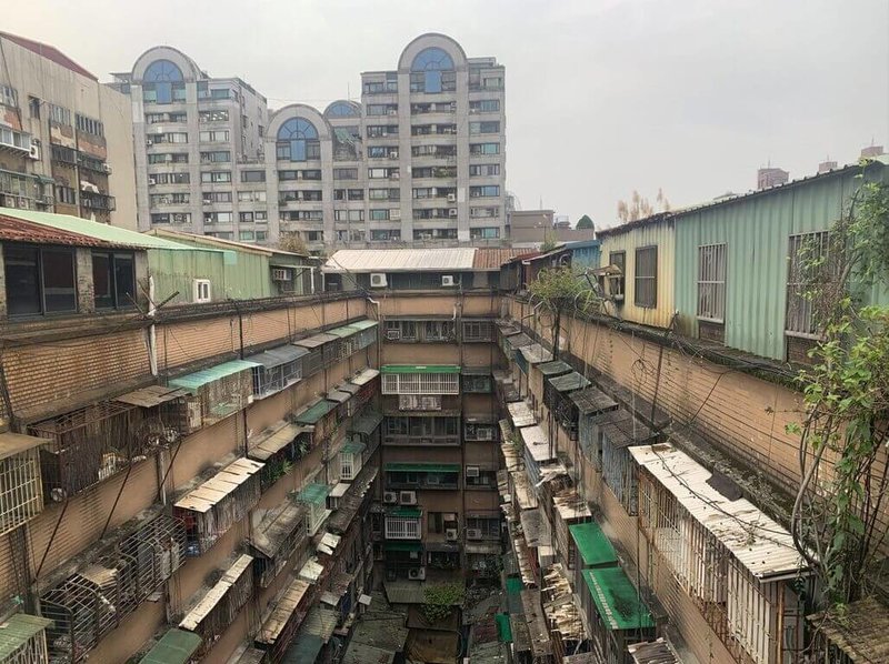 在信義路、大安路交會的精華地段，因產權複雜曾被外界形容是台北版九龍城寨的信維整宅，台北市政府拍板由台北住都中心擔任此案的實施者，預定今年中徵求出資廠商，盼以公私協力推動此公辦都更案。圖為信維整宅現況。（都更處提供）中央社記者劉建邦傳真　115年1月6日