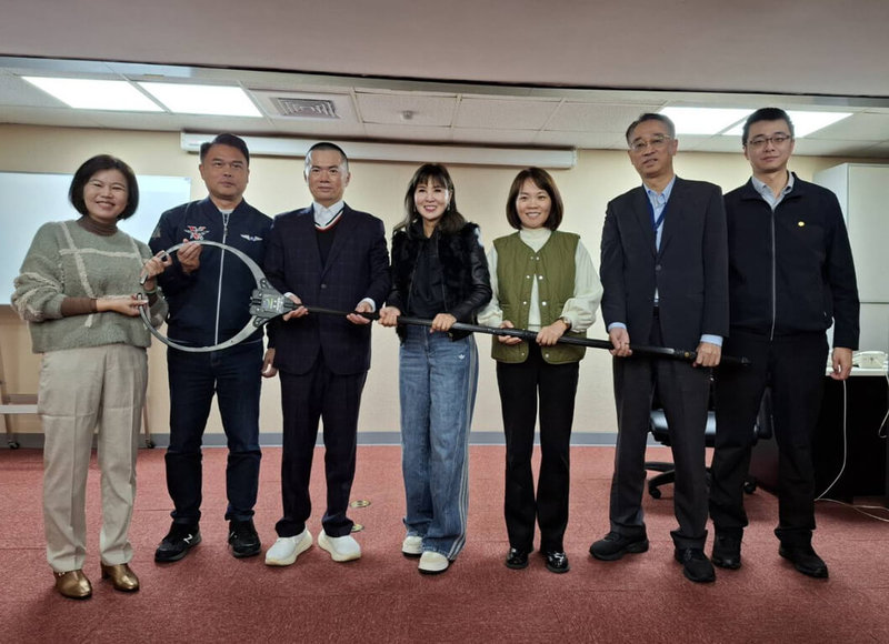 台北捷運公司6日表示，獲北市府市政顧問陳啟宏（左3）捐贈50支新型防暴鋼叉，捷運警察隊後續將與捷運公司共同研議設置點位，並以旅運量較大的車站為優先配置，並加強人員操作訓練。（台北捷運公司提供）中央社記者楊淑閔傳真　115年1月6日