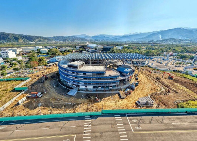 新竹縣政府6日表示，竹東客家文化大禾埕已完成主體建築，正進行戶外景觀與內部裝修，另在商場空間規劃將啟動招商作業，預計年底前可正式開館營運。（新竹縣政府提供）中央社記者郭宣彣傳真　115年1月6日