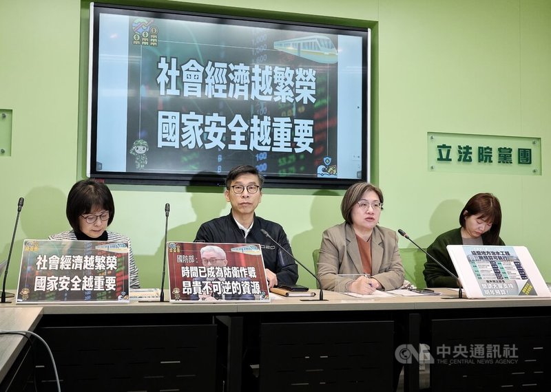 今年度中央政府總預算案尚未進入立法院審議階段，民進黨立法院黨團幹事長鍾佳濱（左2）、書記長陳培瑜（右2）、副書記長張雅琳（右1）與林月琴（左1）6日在立法院召開「人民蒼生為念，全民福祉不能斷，預算審議不能拖」記者會。舉TPASS補助為例，呼籲在野黨以天下蒼生為念，預算審議不能拖、全民福祉不能斷。中央社記者郭日曉攝 115年1月6日