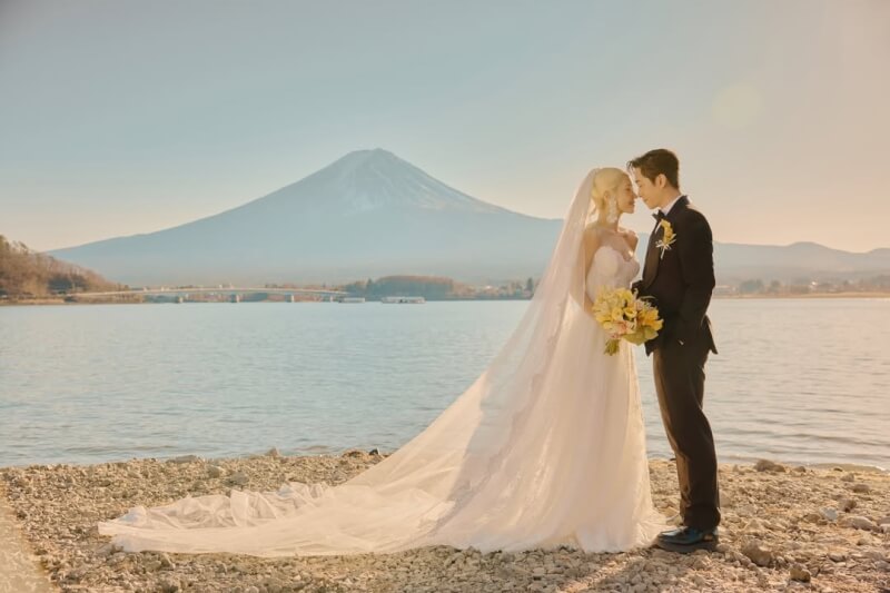 主持人黃路梓茵（Lulu）與陳漢典在社群公開在富士山拍攝的婚紗照。（圖取自instagram.com/originalpoping/）