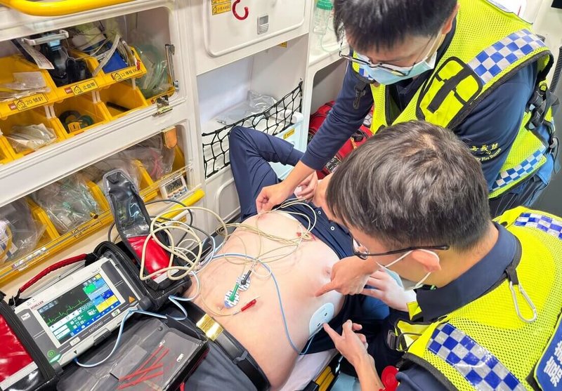 嘉義縣消防局表示，民雄高級救護隊5日晚間執行急病救護任務，現場為有心臟病史的80多歲老翁，不明原因陷入昏迷，救護人員與醫師連線，執行經皮體外心臟節律（TCP），使用電流刺激心臟跳動次數，為嘉縣首例到院前實施TCP成功案例。圖為示範照。（嘉義縣消防局提供）中央社記者黃國芳傳真　115年1月6日
